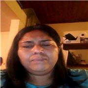 Profesora de deportes imparte clases de deportes colectivos como fútbol kickimball y vóley a cualquier persona o grupo etario